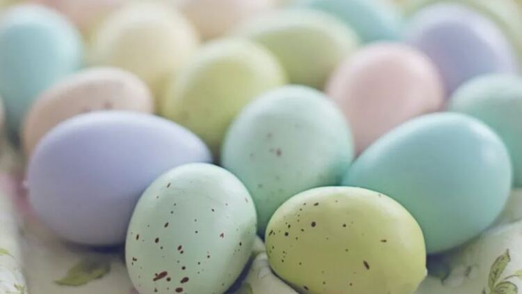 Πώς θα βάψετε τα αυγά με φυσικά υλικά που υπάρχουν ήδη στην κουζίνα σας