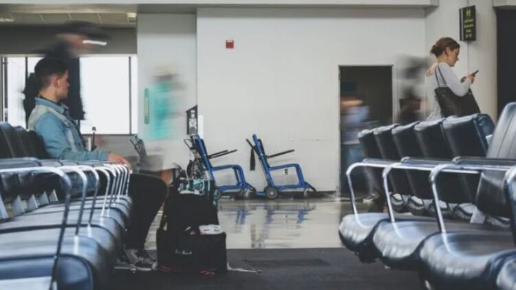 Η απίστευτη ιστορία του άντρα που μάταια περίμενε δέκα μέρες σε ένα αεροδρόμιο το διαδικτυακό ραντεβού του