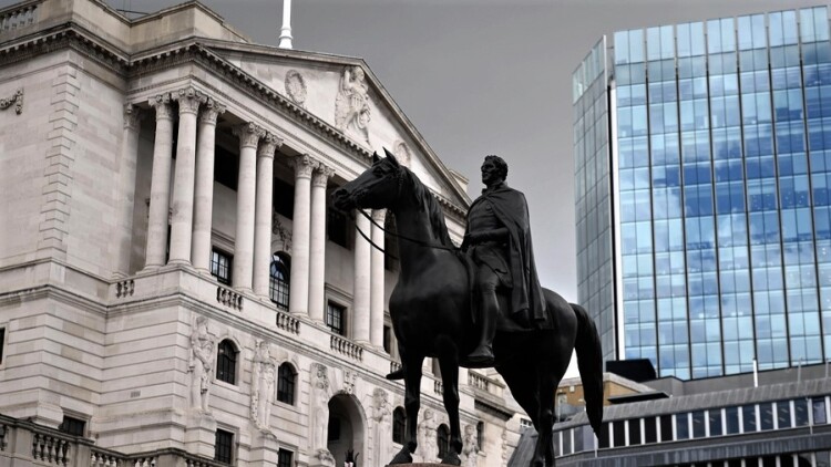 Η Τράπεζα της Αγγλίας κράτησε αμετάβλητα τα επιτόκια στο 3,75%