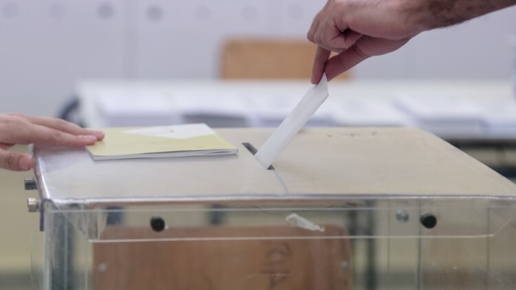 Απόδημοι Έλληνες: 3 έδρες και δυνατότητα επιστολικής ψήφου, τι παρουσίασε ο Λιβάνιος στο υπουργικό 