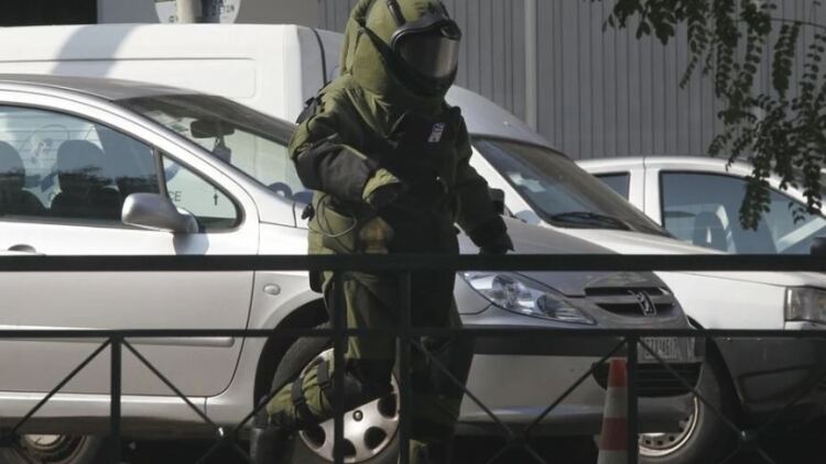 Ύποπτη βαλίτσα κοντά στην Αστυνομική Διεύθυνση Πειραιά, στο σημείο το ΤΕΕΜ 
