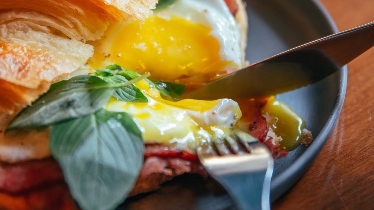 Φέτα με αυγά στο τηγάνι: Η συνταγή που έχει ξετρελάνει το Tik Tok