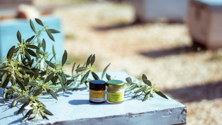 Μια μελισσοκόμος μάς λέει γιατί είναι καλό να προτιμάμε φυσικά καλλυντικά