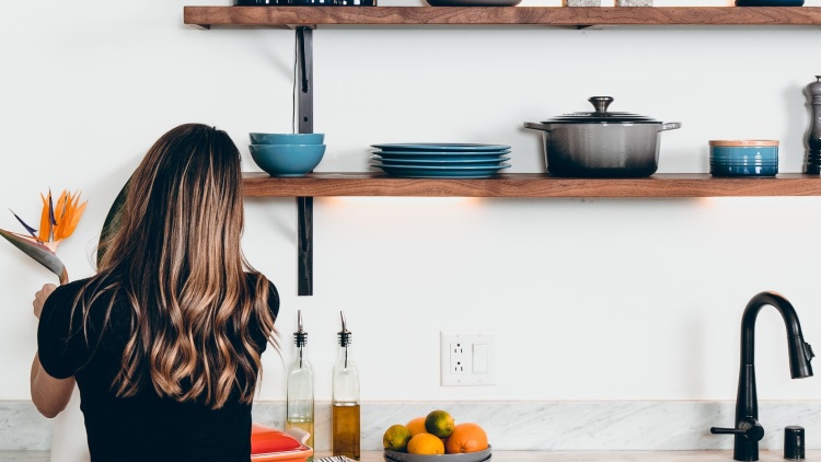 Πώς να διατηρήσετε το σπίτι τακτοποιημένο σύμφωνα με μία interior designer