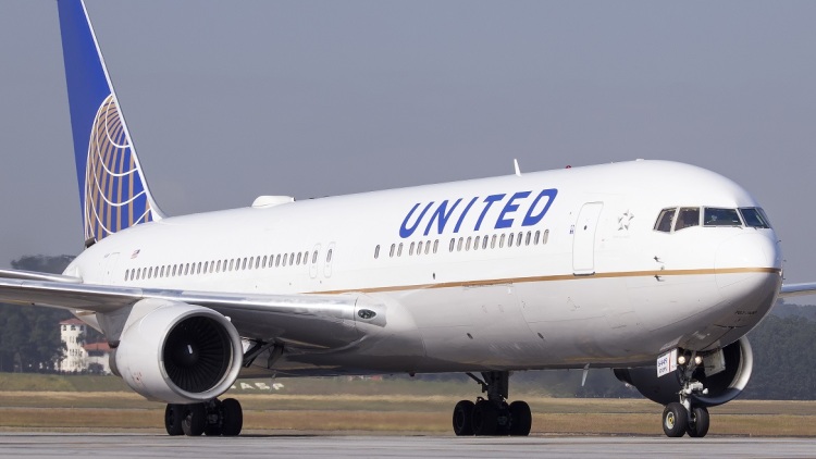 Αναγκαστική προσγείωση για Boeing της United Airlines μετά από βλάβη σε κινητήρα