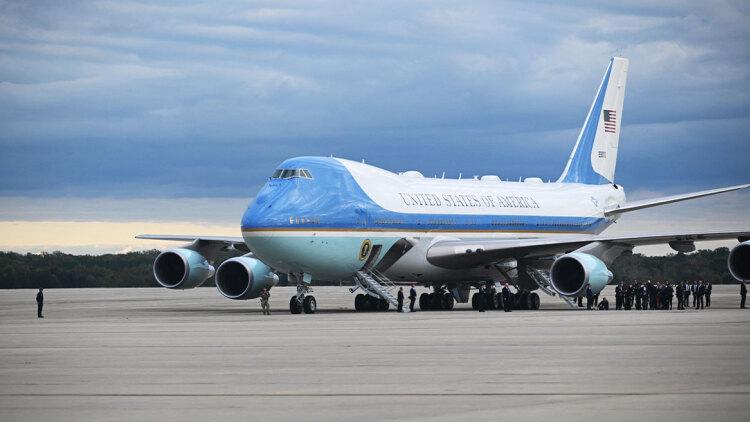 Με το παλιό Air Force One έφυγε ο Τραμπ από την Τουρκία και άλλαξε αεροσκάφος στη Βρετανία - Ανησυχίες μετά τα πλήγματα στο Ιράν