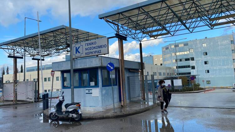 Νεκρή 84χρονη Πολωνή που ανασύρθηκε χωρίς τις αισθήσεις της από τη θάλασσα στην Κέρκυρα