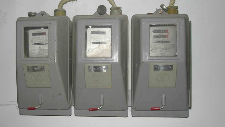 Ο ΔΕΔΔΗΕ επανεξετάζει όλες τις υποθέσεις ρευματοκλοπής του 2025 και «παγώνει» διακοπές ρεύματος σε χαμηλές παροχές