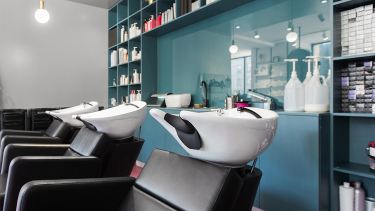 «Όργιο» φοροδιαφυγής σε μπαρ, εστιατόρια και κομμωτήρια - Ελεύθεροι επαγγελματίες δηλώνουν εισόδημα κάτω από τον βασικό μισθό