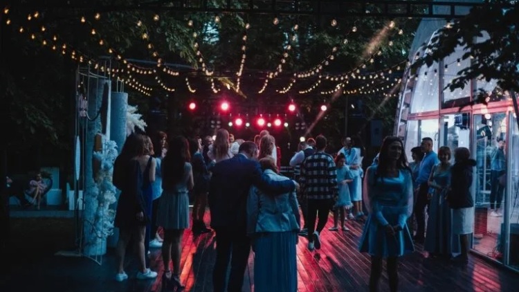 Πώς θα καταλάβουμε ότι δεν αντέχουμε άλλο socializing: Η θεωρία της «κοινωνικής μπαταρίας»