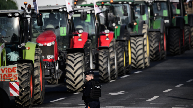Έκκληση για χριστουγεννιάτικη εκεχειρία κάνει η κυβέρνηση στους αγρότες στη Γαλλία