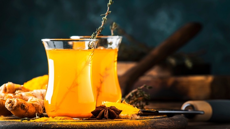 Ζεστό και θρεπτικό τσάι με κουρκουμά, τζίντζερ και εσπεριδοειδή