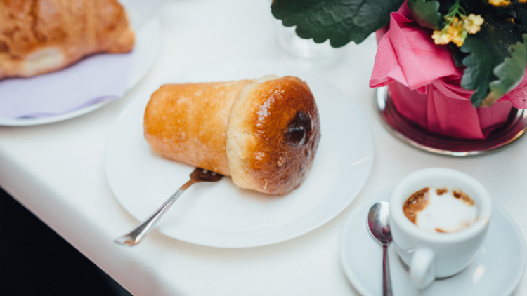 Babà Napoletano: Ο βασιλιάς της ναπολιτάνικης ζαχαροπλαστικής που λατρεύεται σε ολόκληρη την Ιταλία