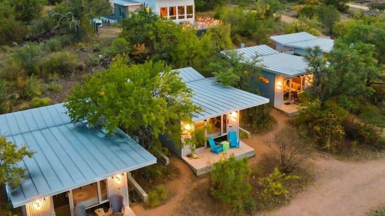 Παρέα φίλων χτίζει μια ολόκληρη πολιτεία από μικρά σπιτάκια για να ζουν ο ένας κοντά στον άλλο