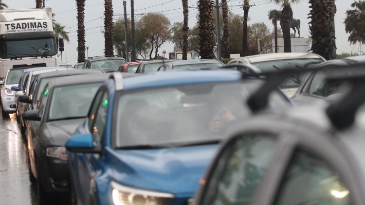 Μπουλντόζα έφυγε πάνω από νταλίκα που «δίπλωσε» στη λεωφ. Βουλιαγμένης