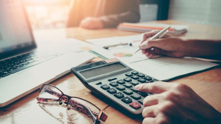 Κομισιόν: Μειώνεται η φοροδιαφυγή και το «κενό ΦΠΑ» στην Ελλάδα
