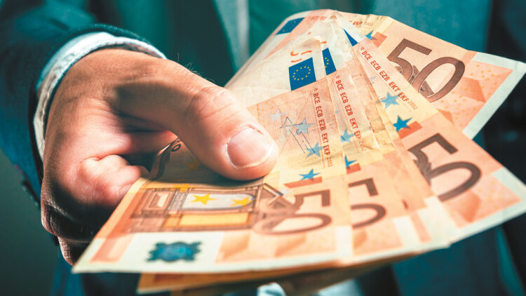 Τι ισχύει με το δώρο του Πάσχα μετά τη νέα αύξηση του κατώτατου μισθού
