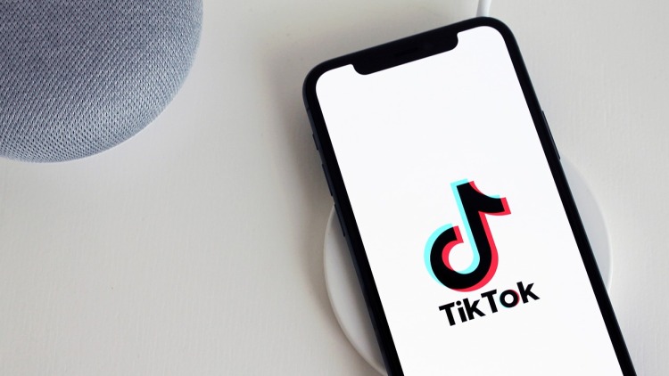 Financial Times: Να αποκτήσει μερίδιο στο ευρωπαϊκό TikTok θέλει ο ιδιοκτήτης των Politico και Telegraph