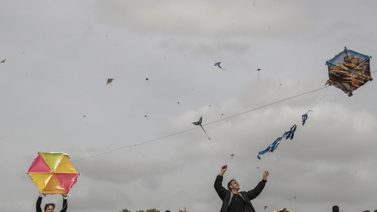 Καιρός Καθαράς Δευτέρας: Άστατο τριήμερο με ψύχρα και βροχές μέχρι Κυριακή, η πρόγνωση δείχνει βελτίωση και ήλιο για τα Κούλουμα