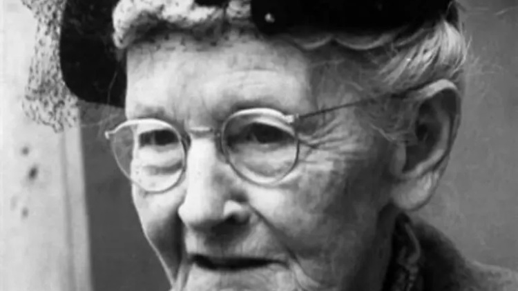 «Εάν δεν τα καταφέρετε στα 20 και τα 30 μπορείτε στα 40 και τα 50 ή και τα 80»: Η ιστορία της ζωγράφου που γίνεται έμπνευση