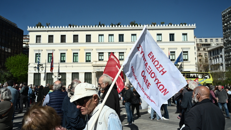 Πανελλαδική συγκέντρωση συνταξιούχων σήμερα στις 12 το μεσημέρι στο Σύνταγμα και πορεία στο Μαξίμου
