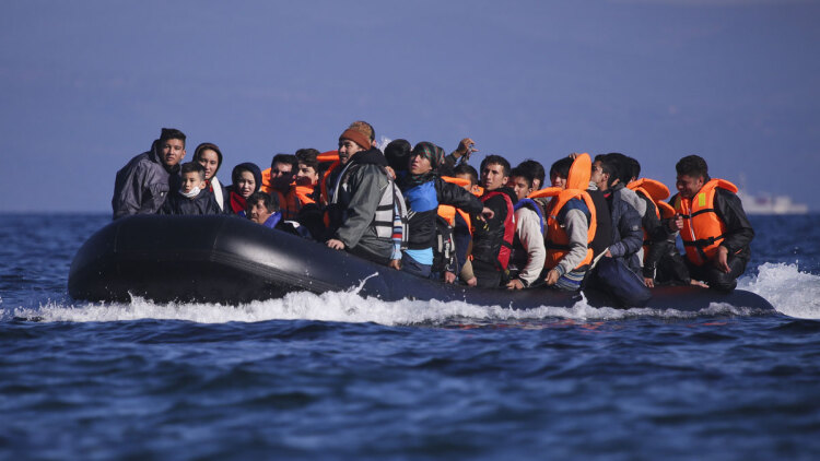 Περισσότεροι από 700 μετανάστες διέσχισαν χθες τη Μάγχη, αριθμός-ρεκόρ από τις αρχές του έτους