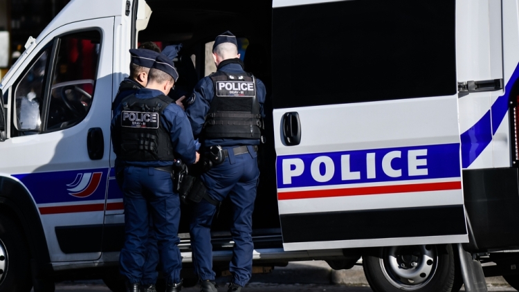 Αστυνομικοί πυροβόλησαν άνδρα που τους απείλησε με μαχαίρι κοντά στην Αψίδα του Θριάμβου στο Παρίσι