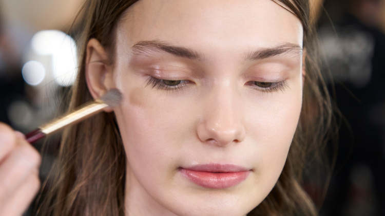Concealer Sandwich: Η τεχνική που καλύπτει αποτελεσματικά κάθε σπυράκι