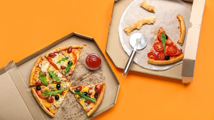 Μπορούμε να καταναλώσουμε πίτσα που έχει μείνει εκτός ψυγείου όλο το βράδυ;