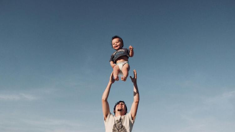 Πολύτεκνη μητέρα προβληματίζεται επειδή ο σύζυγός της ασχολείται αποκλειστικά και μόνο με τον γιο τους 