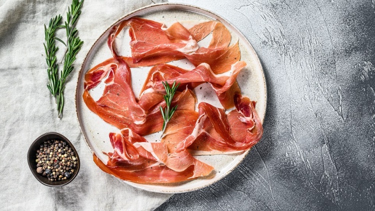 Προσούτο: χαρακτηριστικά, γευστικοί συνδυασμοί και συνταγές