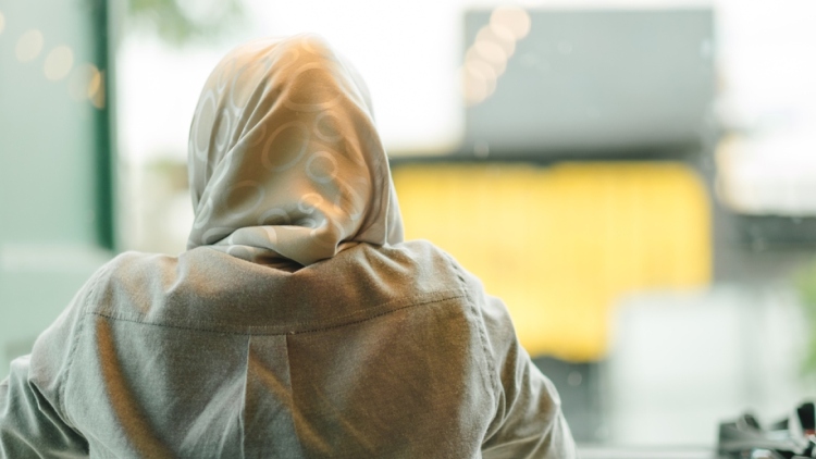 Αυστρία: Έγινε νόμος η απαγόρευση της ισλαμικής μαντίλας στα σχολεία για κορίτσια κάτω των 14 ετών