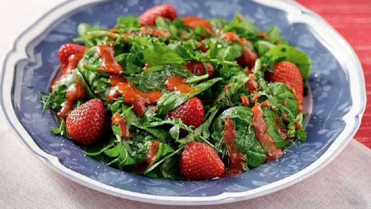 12 απόλυτα ανοιξιάτικες σαλάτες με φράουλες