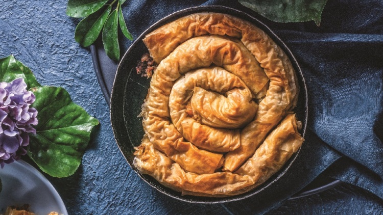 Στριφτές πίτες: Από μανούρι και μελιτζάνα μέχρι λουκάνικο σε 10 πεντανόστιμες εκδοχές