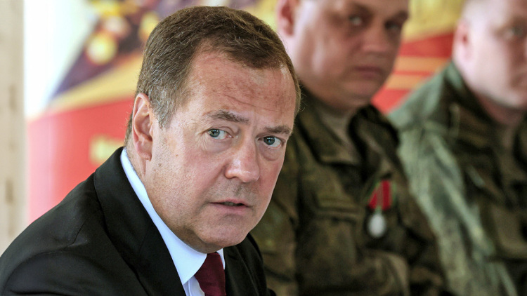 Μεντβέντεφ για την επικείμενη λήξη της συμφωνίας Ρωσίας-ΗΠΑ για τα πυρηνικά: Όλος ο πλανήτης πρέπει να ανησυχεί