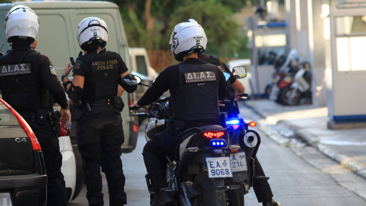 Συνελήφθη 19χρονος που άρπαξε αλυσίδα από τον λαιμό 67χρονου στην περιοχή των Πατησίων