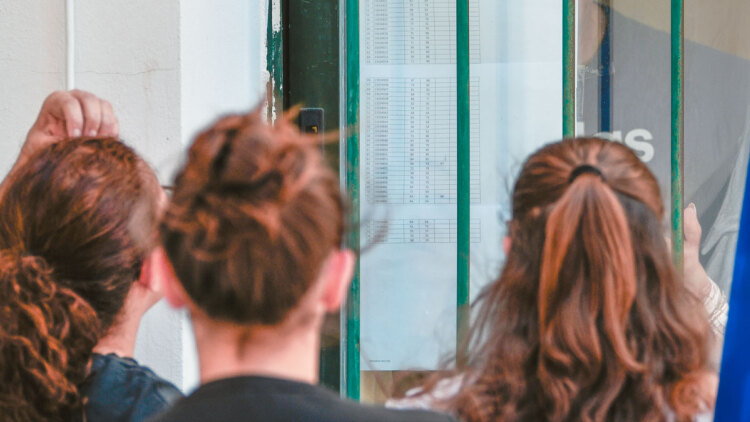 Οι εκτιμήσεις για τις βάσεις στις σχολές: Άνοδος σε Ιατρική και Πολυτεχνικές, πού αναμένεται πτώση, αναλυτικά οι πίνακες
