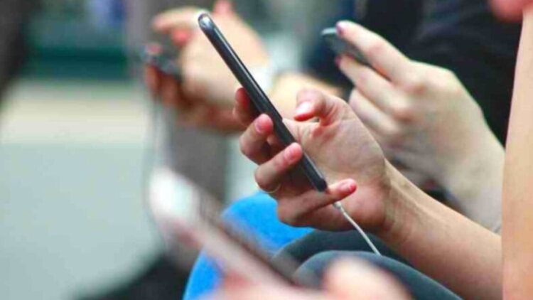 ΑΑΔΕ, ΕΛΤΑ και ξεχασμένες κλήσεις: Πώς απατεώνες στέλνουν συνέχεια SMS, δείτε τα πιο συχνά μηνύματα και τι πρέπει να κάνετε