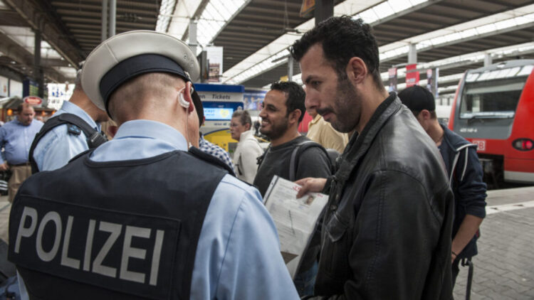 Πάνω από 8.200 άδειες παραμονής ακυρώθηκαν το 2025 στη Γερμανία 