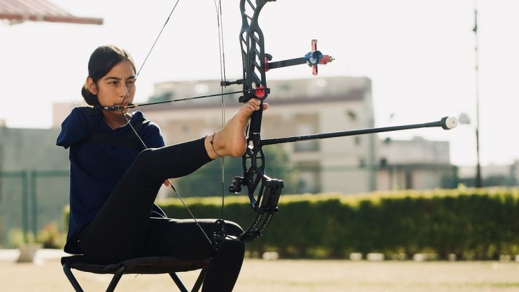 Η εντυπωσιακή ιστορία της 16χρονης πρωταθλήτριας στην τοξοβολία που δεν έχει χέρια