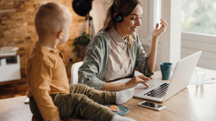 Εργαζόμενοι γονείς: Το 74% θα άλλαζε δουλειά εάν ήταν αναγκασμένο να πηγαίνει στο γραφείο σε καθημερινή βάση