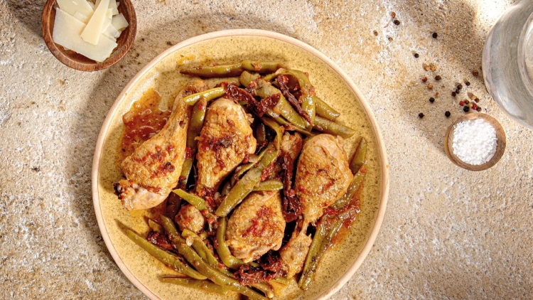 Κοπανάκια κοτόπουλου με φασολάκια και λιαστή ντομάτα