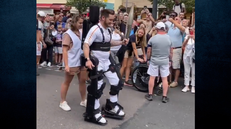 Τι είναι και πώς λειτουργεί ο εξωσκελετός με τον οποίο περπάτησε ξανά παραπληγικός αθλητής στο Παρίσι