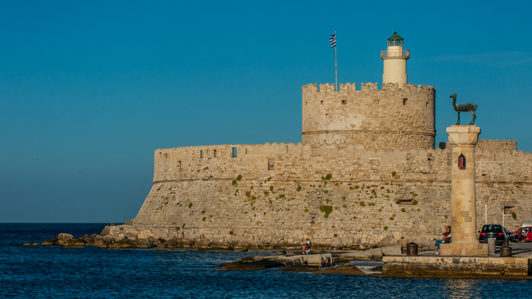 Ρόδος: Ταυτοποιήθηκαν τρεις Βρετανοί για την κλοπή χρηματοκιβωτίου με λεία 100.000 ευρώ, συνελήφθη ο ένας