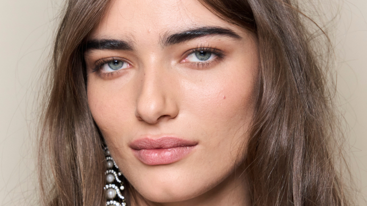 Ένα τρικ που πρέπει να γνωρίζετε αν φοράτε foundation