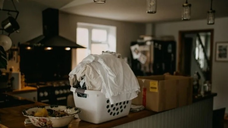 Σταμάτησε να κάνει δουλειές όταν ο σύζυγός της σχολίασε πως δεν προσφέρει τίποτα - Σε 2 μέρες της ζήτησε συγγνώμη