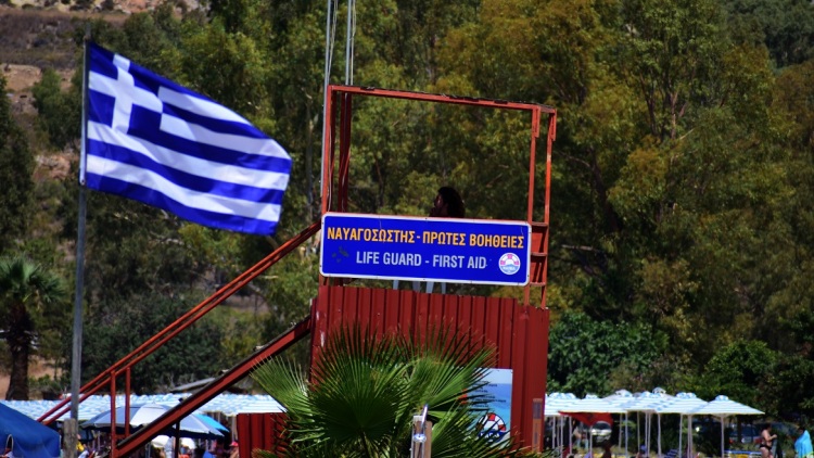 Καβάλα: Κατέρρευσαν ναυαγοσωστικοί πύργοι λόγω κακοκαιρίας, τραυματίστηκε 21χρονη ναυαγοσώστρια