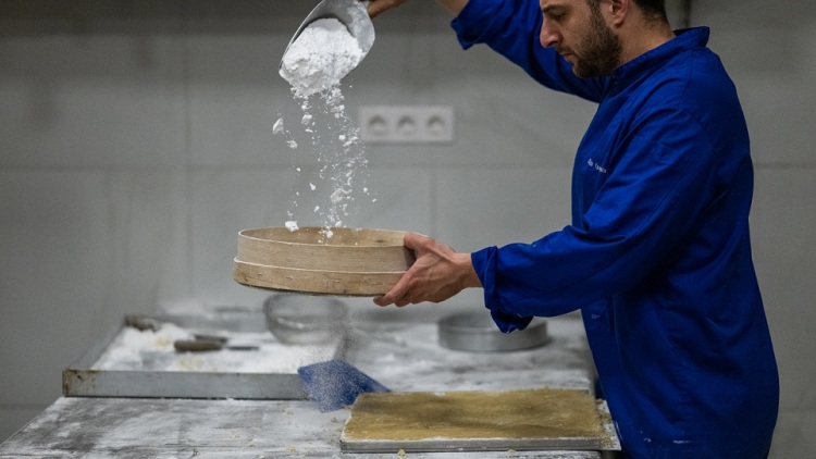 Αμυγδαλωτά Τσαγκάρη: Μια γλυκιά ιστορία 100 χρόνων στην Ύδρα