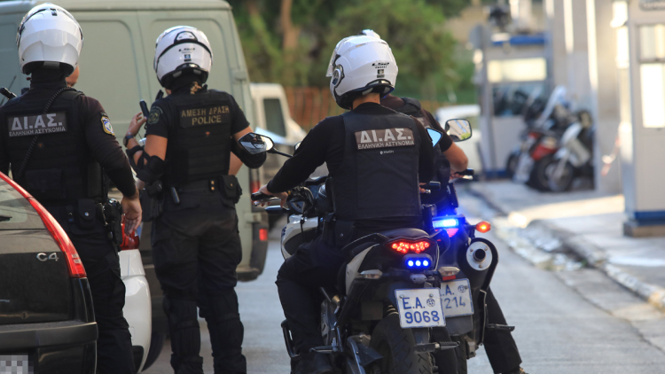 Επεισοδιακή σύλληψη απατεώνων στη Λάρισα, προσπάθησαν να εμβολίσουν μηχανή αστυνομικών 
