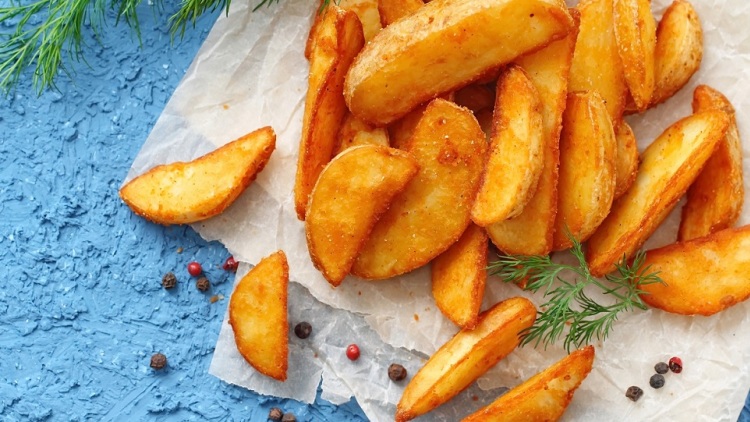 Πατάτες country με τυρί: Πώς θα τις φτιάξουμε βήμα-βήμα